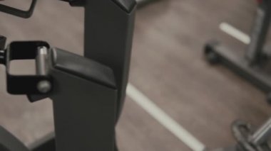 Ağır çekimde blok simülatörde egzersiz yaparak kız. Eller yukarı kapatın