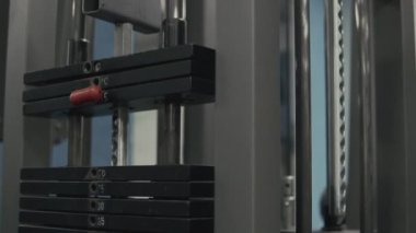 Slomo spor salonunda makinada blok düşen ağırlık