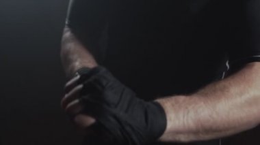 Adam boksör kaydırma eller. Genç atlet ağır çekimde için mücadele hazırlanıyor