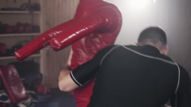 Combatiente Golpeando Bolsa Boxeo Maniquí Gimnasio Durante Práctica Técnica Combate — Vídeo de stock