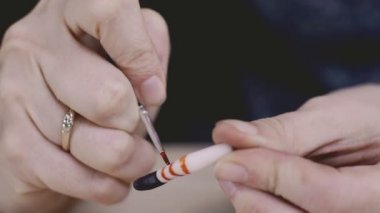 Baker buzlanma bacaklar cadı için kek dekorasyon için yapar. 4k, Uhd kavramında Cadılar Bayramı.