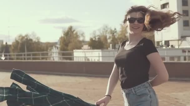 Portrét krásné, usmívající se dívka bavit při západu slunce venku. Životní styl koncept — Stock video