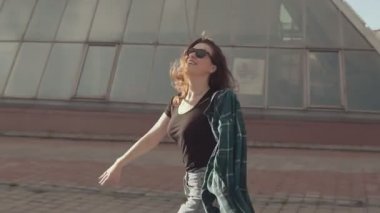Güzel esmer kız açık havada günbatımında çalışan