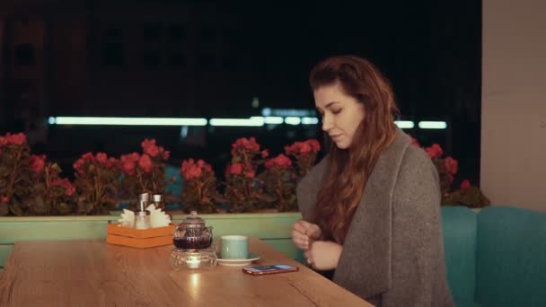 Žena s používáním aplikace na smartphone v kavárně a textových zpráv na mobilním telefonu s copyspace — Stock video