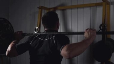 Genç atlet spor salonunda eğitim. Spor salonunda ağız kavgası. Ağırlığı ağız kavgası. Spor kavramı