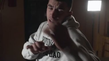 Boks spor salonunda eğitim genç erkek atlet. Ağır çekimde kamera yumruklar