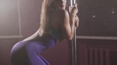 Seksi genç kadın uzun saçlı kutup dans karanlık Ardiles ile ince yapılı