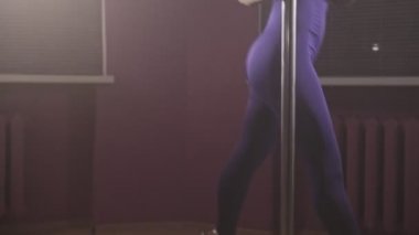 Pilon üzerinde dans iyi rakam çekici kadınla. Genç woamn kutup dans
