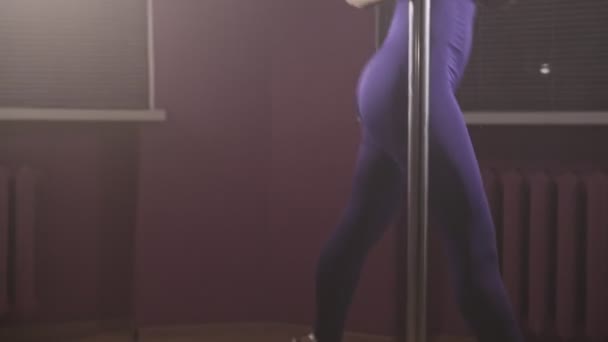 Atractiva dama con buena figura bailando sobre pilón. Joven woamn pole dancing — Vídeo de stock