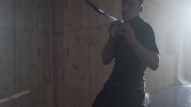 Pratik yumruk boks jimnastik salonu yavaş genç adam