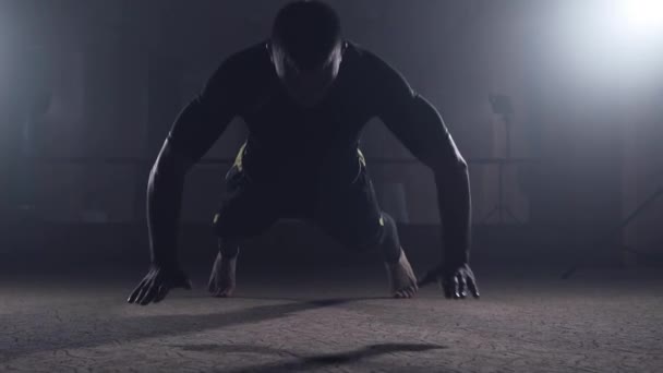 Atleta profesional haciendo flexiones en el gimnasio. Entrenamiento de boxeadores en vendajes elásticos — Vídeo de stock