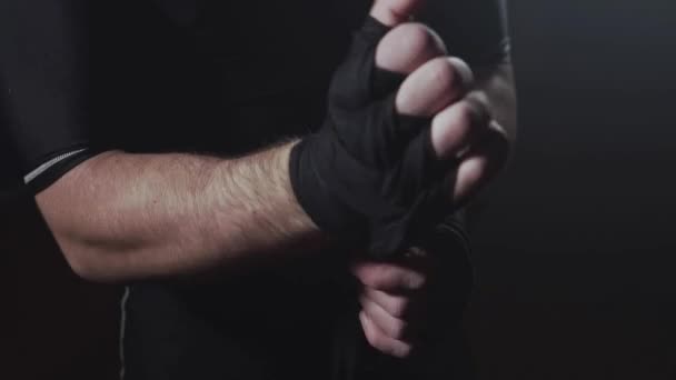 男子拳击手包装手。年轻运动员准备战斗 — 图库视频影像