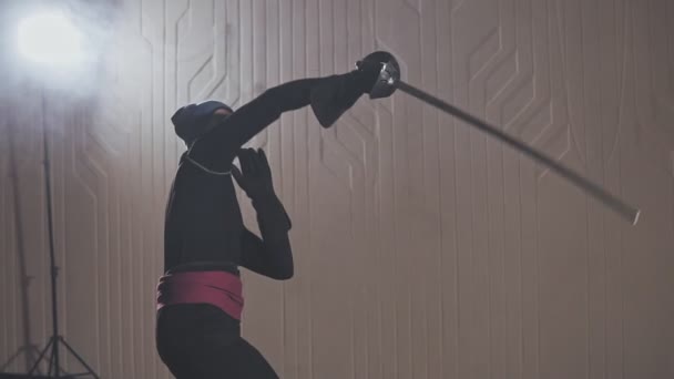 Guerreiro medieval treinando com espada dentro de casa em câmera lenta. Tiro médio — Vídeo de Stock