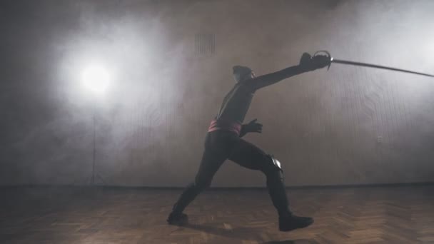 Middeleeuwse strijder opleiding met zwaard binnenshuis in slow motion — Stockvideo