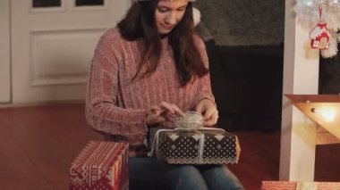 Güzel kız hediye kutusu kaydırma. Kazak Noel için hazırlanıyor genç kız