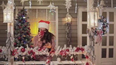 Santa şapka manifatura mesaj ve Noel biriyle tebrik esmer kadın