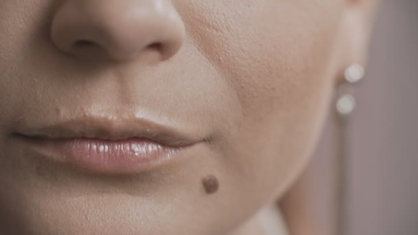 Макро крупним планом сексуальні жіночі губи та очі. Чуттєві жінки стикаються в повільному темпі — стокове відео