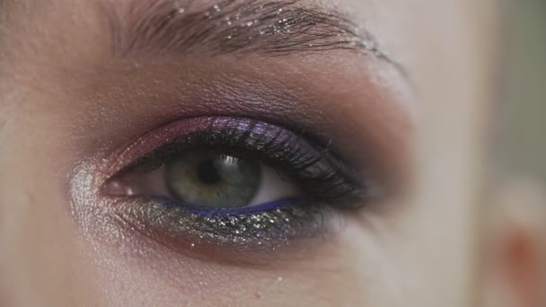 Makro yakın çekim kadının yanıp sönen göz. Ağır çekimde yeşil göz güzellik makyaj — Stok video