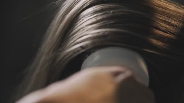关闭美发师烘干和刷头发的女性在发廊在慢菌 — 图库视频影像