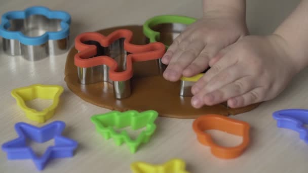 Niña hacer galletas de jengibre de Navidad con cortadores de galletas. Concepto de Navidad — Vídeos de Stock