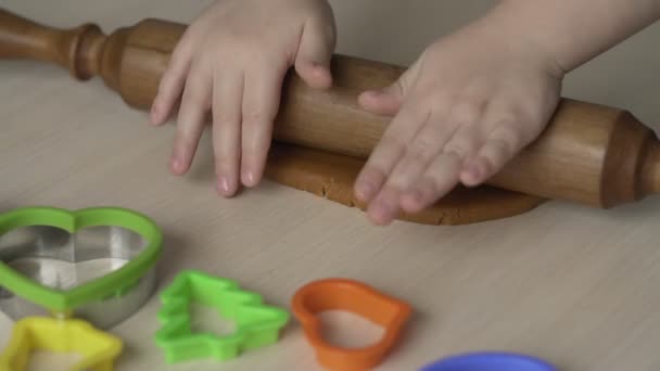 Mãe e filha mãos rolo massa com rolo de rolo para biscoitos de Natal — Vídeo de Stock