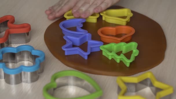 Meisje maken Kerst gingerbread koekjes met cookie cutters. Xmas concept — Stockvideo