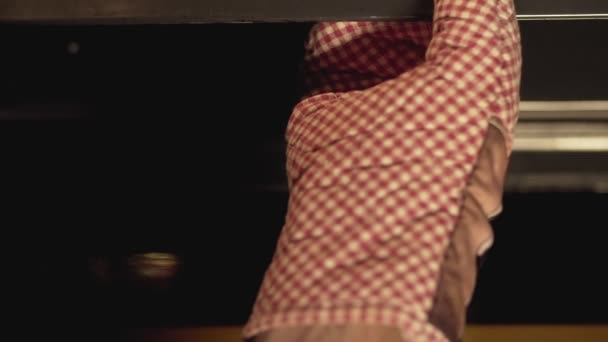Pohled z pečení perník muž v troubě shora, pohled od nad pecí v slow-mo — Stock video