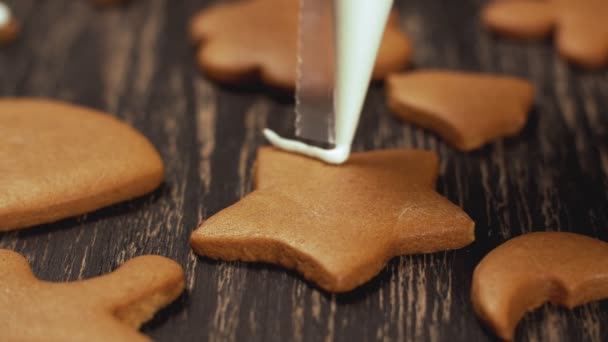 クリスマスのクッキーの装飾。自家製ジンジャーブレッド星を飾りを間近します。 — ストック動画