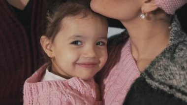 Mutlu aile sundurma sarılma kapatın. Ağır çekimde kamera gülümseyen kız