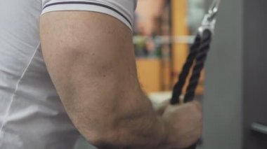 Bir blok simülatör ağır çekimde spor salonunda dayanıklılık egzersizleri yapıyor adam yakın çekim