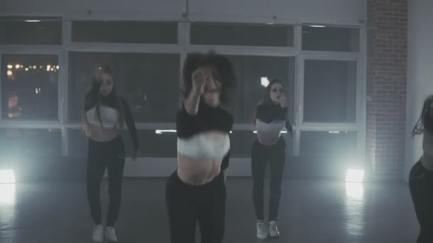 Korzystających z funky hip-hop porusza się w ciemne studio z dymu i oświetlenie — Wideo stockowe