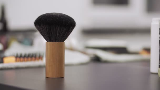 Szczotka dla klientów stoi na stole o fryzjera z miejsca kopii — Wideo stockowe