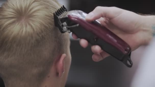 Taglio di capelli maschile con rasoio elettrico. Styling con trimmer elettrico al rallentatore — Video Stock