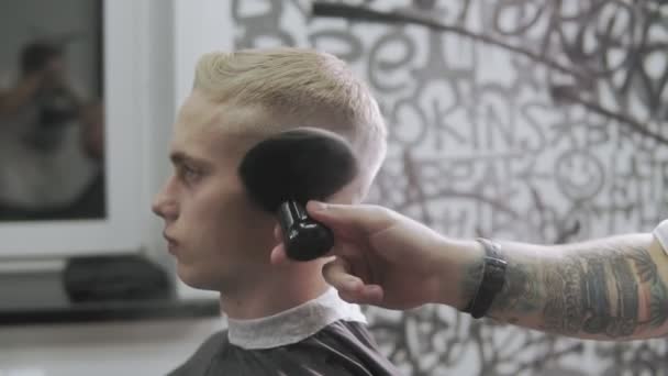 Frisör rengöring klienter hals med borste på frisör. Frisör och manlig kund — Stockvideo