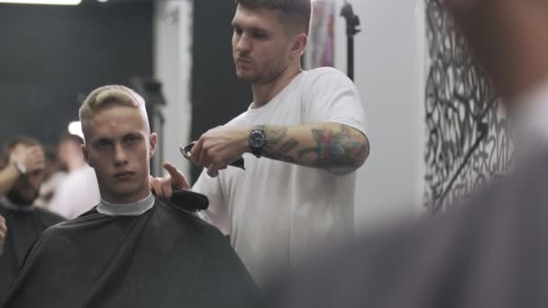 Estilo com aparador. Corte de cabelo masculino com lâmina elétrica. Cabeleireiro corte de cabelo — Vídeo de Stock