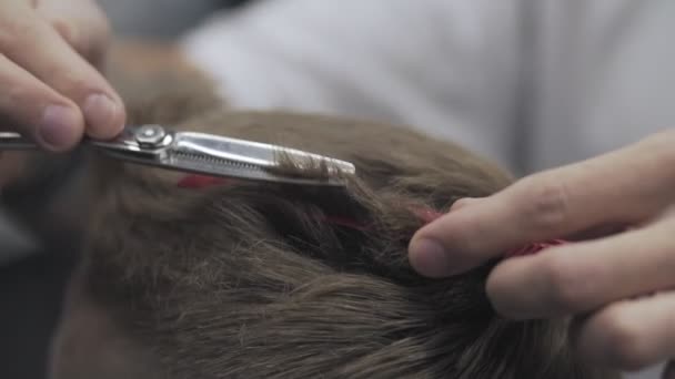 Mens κομμωτικής και haircutting σε κουρέας κατάστημα ή κομμωτήριο σε αργή κίνηση — Αρχείο Βίντεο