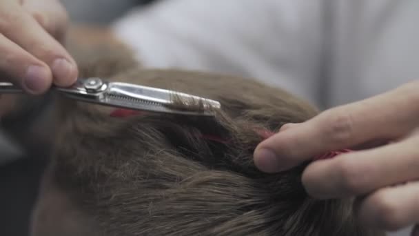 Parrucchiere maschile e taglio di capelli in parrucchiere o salone di parrucchiere al rallentatore — Video Stock