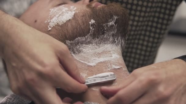 Peluquero afeitado barbudo hombre con afeitadora recta en la peluquería en cámara lenta — Vídeos de Stock