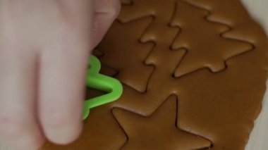 Kadın çerez kesici ile Noel ağacı çerezleri olun. Xmas kavramı