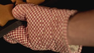 Zencefilli kurabiye adam fırında pişirme görünümü top, üzerinden yukarıda uyuşuk fırında, görüntüleme