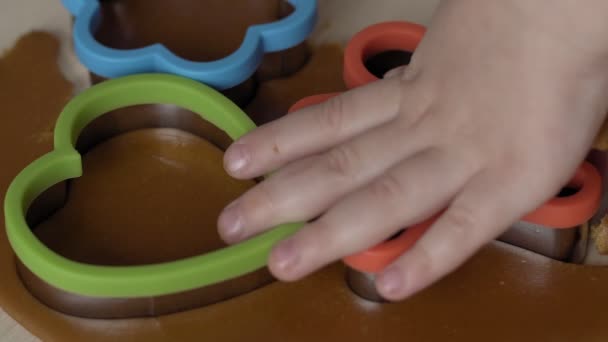 Niña hacer galletas de jengibre de Navidad con cortadores de galletas. Concepto de Navidad — Vídeos de Stock