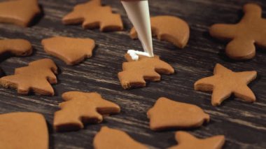 Noel çerezleri dekorasyon. Gingerbread Noel ağacı süsleme kapatın