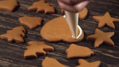 Ev yapımı kurabiye kalp süsleme kapatın. Noel çerezleri dekorasyon.