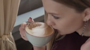 Kahve aroması kokan ve kafede rahatlatıcı çekici kız.