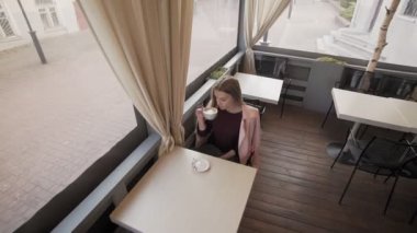 Çekici kız molası sırasında kafede kahve içme. Kahve kadınla