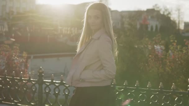 Porträtt av vacker kvinna med långt hår leende i city vid soluppgång eller solnedgång — Stockvideo