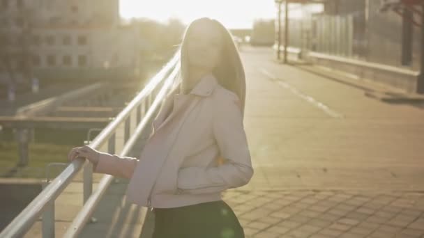 Mooie blonde vrouw die lacht op camera bij zonsopkomst of zonsondergang in slow motion — Stockvideo
