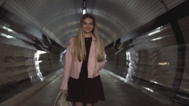 Sevimli Genç kız tünelinde pembe ceket günbatımında size yürür