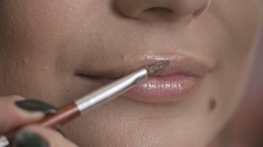 Ruj uygulayarak profesyonel makyaj sanatçısı dudaklar modelleri. Görünümü kapatın