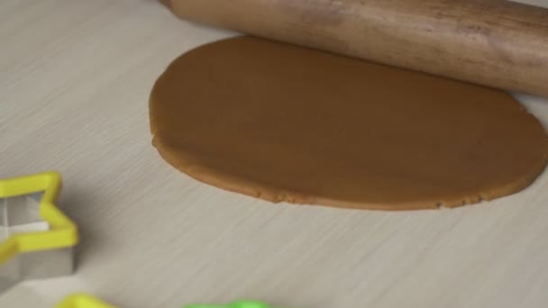 Manos femeninas rollo de masa con rodillo para galletas de Navidad en la mesa blanca — Vídeo de stock